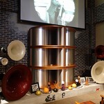 トゥルネラパージュ - 大スクリーンの下に鎮座するアヴァンギャルドのスピーカー群