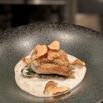 restaurant Et ... - お肉がだめなお友達の為に別メニューお願いしました
      めちゃくちゃ美味しかったらしい
      ソースはマッシュルーム
      お魚の下は焼きナス
      上はじゃことオカワカメ、菊芋のフライ
      これも食べたかった〜