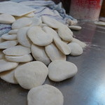 金温州餛飩大王 - これを平たく延して、肉餡を詰めます。