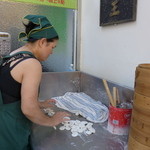 金温州餛飩大王 - 生地を捏ね、どんどん皮を作っていきます。