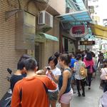 金温州餛飩大王 - お店へ続く路地はこの行列！