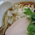 煮干中華ソバ イチカワ - 煮干ソバ（黒）＆出汁打込み式味玉　ズームアップ