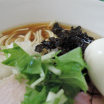 煮干中華ソバ イチカワ - 煮干ソバ（黒）＆出汁打込み式味玉　ズームアップ