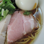 煮干中華ソバ イチカワ - 煮干ソバ（黒）＆出汁打込み式味玉　ズームアップ