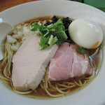 煮干中華ソバ イチカワ - 煮干ソバ（黒）＆出汁打込み式味玉　ズームアップ