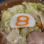 8番らーめん くるふ福井駅店 - 8の文字が入った蒲鉾