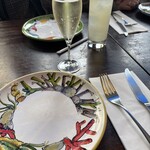 ソロ ノイ スルヌジェ - サラダの取り皿は三者三様　どれも素敵