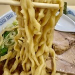 自家製麺 二丁目ラーメン - ちぢれた太麺