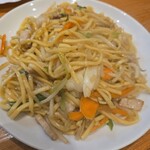餃子菜館 勝ちゃん - こちら別で持ち帰りましたが その場で食べないと…麺が３倍くらいになってました