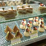 ガトー・ド・ボワ - 定番のフロマージュクリュやショートケーキもおいしそうです
