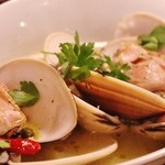 TAVERNA UOKIN 西新宿 - 「大粒地ハマグリの白ワイン蒸し」980円