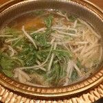 しゃぶ扇 - ２巡目(？)のもやしと春菊。つみれみたいなんも１個。