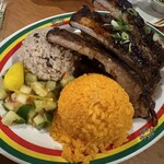 Jamaican Grill - ◉ コンボセット ＄17.95  （2,818円）
            　☘️野菜サラダが別皿で付いてました！