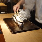 東山 吉寿 - 鯖を備長炭で,焼き目付けてる吉寿シェフ?大将♪