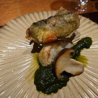 東山 吉寿 - 鮎の下の緑のソースが,ほうれん草&鮑の肝ソースが最高過ぎるぅ❤️美味～♡