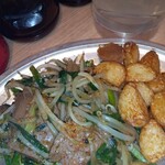 立ち呑み 晩杯屋 - 親方のスタミナセット（ニラレバ&揚げニンニク）