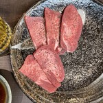 焼肉 わがんせ - 厚切りのタン。一人4切れありました、