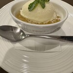 ビストロらあく - ベルガモットのアイス　洋梨のコンポート