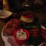 バー ルーツ - ボリュームある名物ハンバーガー