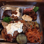 くう食堂 - 全体的に茶色いですが肉、野菜たっぷりのプレートです