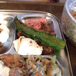 くう食堂 - 大きなオクラとピリ辛肉豆腐