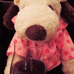 まずはワインでかんぱ～い！グラスワイン(赤)500円。
          今日はお肉を食べるので赤ワインだよ。