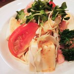 グリル マルヨシ - ①洋食やさんのヘルシー豆腐サラダ。
      (お友だちのオードブル)