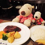 グリル マルヨシ - ②メインディッシュは特選牛フィレステーキ(200g)に。
      ③ミルクパンかライスが選べるのでボキはライスに。
      (パンとライスはおかわり自由です)
      