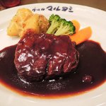 グリル マルヨシ - お肉にかかっているソースは甘味のつよいデミグラス風味で、
      「町の洋食屋さん」って感じの味だね。
      付け合わせのじゃがいもも凝ってるよ。
      チーズ絡められていて外がカリッと中はもっちり、
      これはいいね～♪