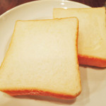 グリル マルヨシ - ミルクパンを選んだお友だちにちょっと分けてもらいました。
      ちょっと小ぶりの食パンなんだけど、
      ふわふわで、とってもミルキィーです。