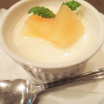 グリル マルヨシ - お友だちの頼んだ、自家製パンナコッタ。
      ちょっと分けてもらったけど、美味しかったです。
      