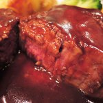 グリル マルヨシ - ステーキを切ったところ。
      焼き加減を聞かれたのでボキはミディアムに。
      とってもやわらかいお肉だよ。
      ソースをたっぷりつけて頂きました。