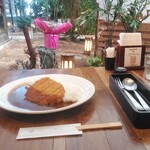 とろけるハンバーグ 福よし - 緑も見えます。