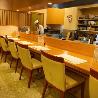 カウンター席6席ございます。1名様からご利用ください。
