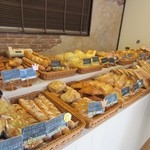 BREAD - お店は赤坂にあるパン屋さんの支店みたいで焼きたてのパンが沢山並んでました、パンはどちらかと言えばハード系が多いのかな？
      
      この日も朝食用のパンを中心に数品購入です。
      