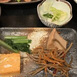 九絵 - 小鉢と漬物