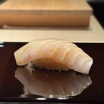 鮨けんすけ - 白身の昆布締め炙り