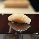 鮨けんすけ - 白身の昆布締め炙り