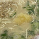 長浜ラーメン 一心亭 - ラーメンにもニンニクin！