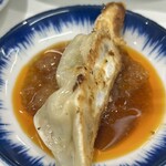 長浜ラーメン 一心亭 - タレにニンニクをインします