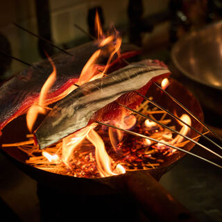 豪快に焼く！かつおのわら焼きはパフォーマンス度抜群！