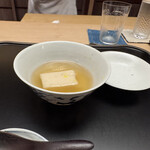 徳ㇵ本也 - 鱈の白子豆腐
      野菜と魚のアラの出汁湯豆腐風