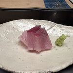 徳ㇵ本也 - 身に張りがあり艶々で切り口が鋭角です。血合いに旨味がありました。「さっき獲れの鰤」だからこそ表現できる鰤。他では味わったことの無い食感と味わい。