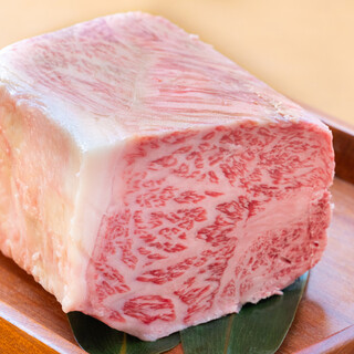 年間数百頭の中から選りすぐった黒毛和牛を熟成