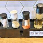 自家製麺 らーめん工房 縁 - 卓上調味料など