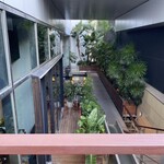 GINGER GRASS modern thai vietnamese - この階段の先にエントランスがあります