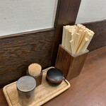 そば処 はるな - カウンター席卓上