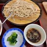 そば処 はるな - 天丼セットのもりそば、そばつゆ、小松菜　そばつゆには最初から刻みネギ入り