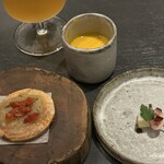 レストラン　ノリ　エ　ノジ - ◆Amuse
      ・自家製アンチョビのエアピサラ
      ・水蛸のコンフィにジャガイモのマリネ
      ・有機泥付き人参のスープ　カルモダン風味