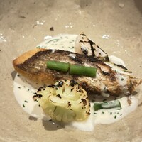 レストラン　ノリ　エ　ノジ - 小柴の天然真鯛のポアレにシェリービネガーのソースとカリフラワーのピューレ